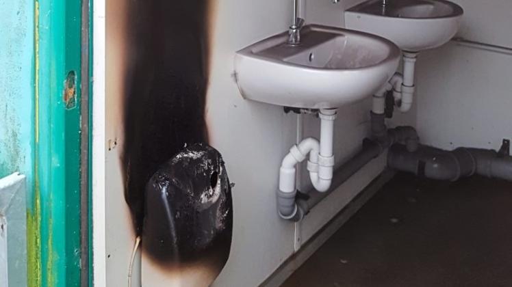Aufgrund eines Defekts entwickelte sich an einem Heizlüfter in einem Duschcontainer auf dem Jugendzeltplatz in Dörpen ein Schmorbrand. 