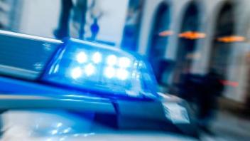 In der Nacht zu Dienstag sind Feuerwehr und Polizei zu einem brennenden Fahrzeug in Osnabrück-Schinkel gerufen worden. 
