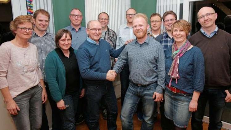 Der Vorsitzende Claus Denker (Mitte links) gratuliert Sebastian Kampe zur Wahl in den Vorstand des Ortsverbands. 