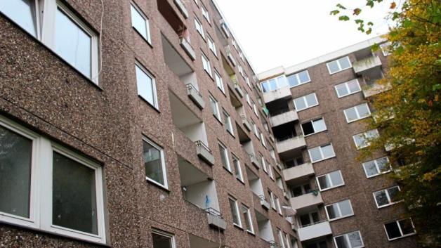80 Wohnungen in den Blöcken Am Wollepark 11-12 sind nun geschlossen. Die neue Hausverwaltung möchte die Gebäude langfristig sanieren. 