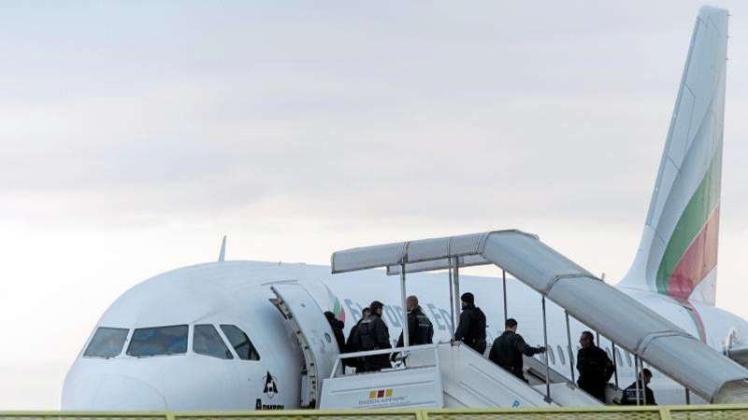 Abgelehnte Asylbewerber steigen im Rahmen einer Sammelabschiebung in ein Flugzeug. 