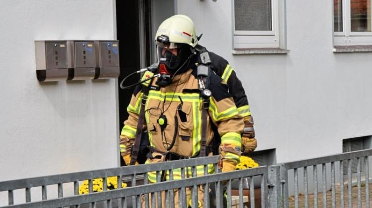 Die Berufsfeuerwehr untersuchte am Montagnachmittag nach einem Wohnungsbrand in der Breslauer Straße das Gebäude. 