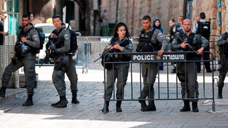 Israelische Polizisten haben drei Attentäter bei einem Angriff am Tempelberg in Jerusalem erschossen. 