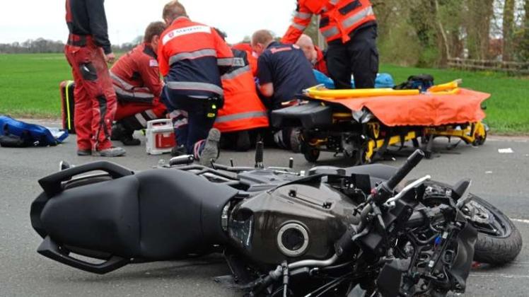 Rettungskräfte versorgen den schwer verletzten Motorradfahrer. 