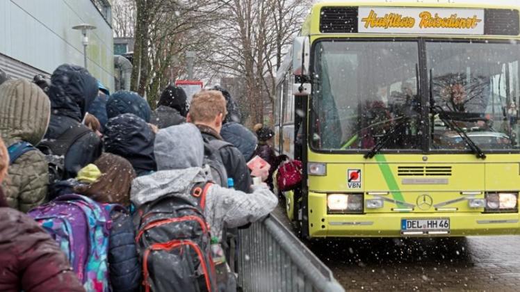 Ein Bus von Hutfilters Reisedienst holt am Gymnasium Ganderkesee Schüler ab. 