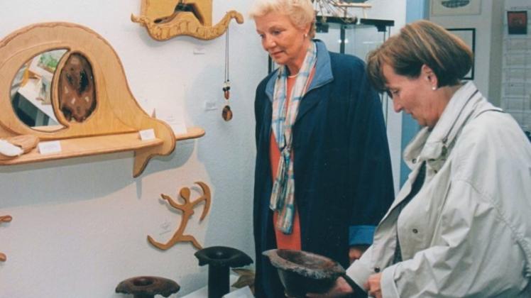 Besucher einer Ausstellung in der Alten Tischlerei schauen sich die Holz- und Keramikarbeiten an. Archivfoto: Christian Schnöink/dk-Archiv