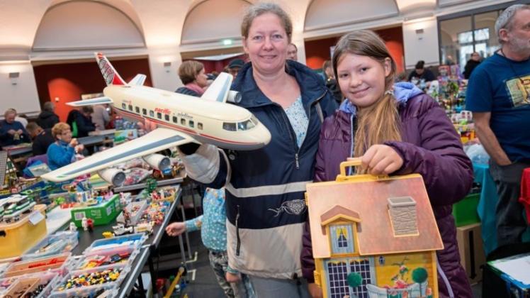 Susann und Hanna (11) Hornschuch aus Delmenhorst sind bei der Lego- und Playmobilbörse fündig geworden. 