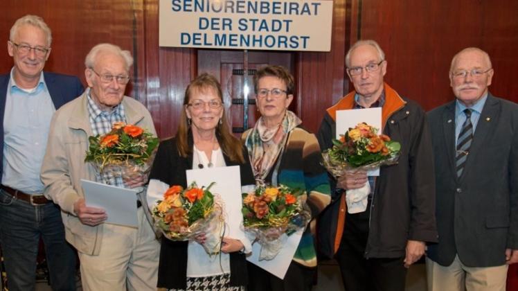 Oberbürgermeister Axel Jahnz (links) überreichte mit Ulf Kors (rechts), Vorsitzender des Seniorenbeirats, den Delmenhorster Seniorenpreis an Otto Händel (von links), Hilde Rector, Renate Bartschat und Horst Albers. 