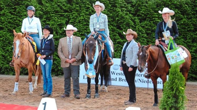 Stolz auf ihr Pferd: die Delmenhorster Westernreiterin Martina Nitsch (links). Sie war mit Peco bei den Landesmeisterschaften 2017 in Herzlake erfolgreich. 