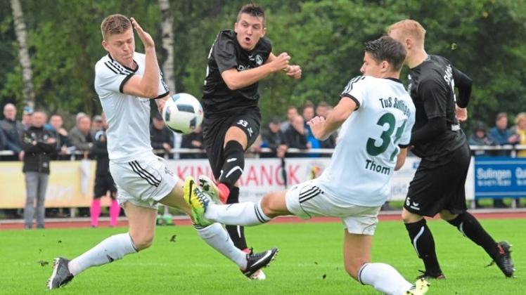 Fehlstart: Der SV Atlas Delmenhorst um Lars Scholz (Mitte) hat das erste Punktspiel 2017/2018 verloren. Er unterlag im Aufsteiger-Duell der Fußball-Oberliga beim TuS Sulingen mit 2:3 (1:0). 