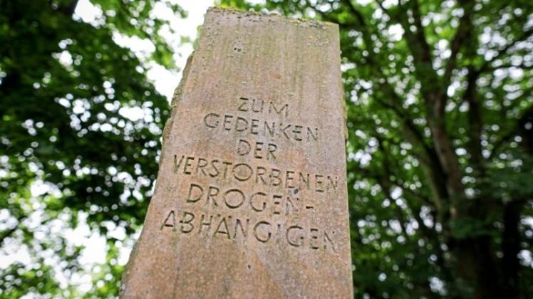 Ein Gedenkstein an der Gertrudenkirche erinnert in Osnabrück an die Schicksale der Menschen, die durch den Konsum von Drogen ums Leben gekommen sind. 