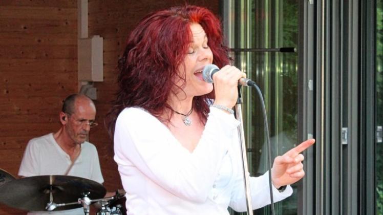 Ina Kohbus bringt den nötigen Dreck in der Stimme mit, um die Rockklassiker zu interpretieren - egal, ob beim Original Männlein oder Weiblein am Mikro standen. 