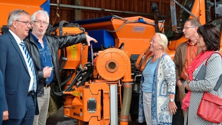 Straßenmeistereileiter Horst Behrmann (2. von links) erläutert den Gästen um Karl-Heinz Bley (links) die Vorbaufräse, mit der auch über die Leitplanke hinweg gearbeitet werden kann. Straßenmeistereileiter Horst Behrmann (2. von links) erläutert den Gästen um Karl-Heinz Bley (links) die Vorbaufräse, mit der auch über die Leitplanke hinweg gearbeitet werden kann.
