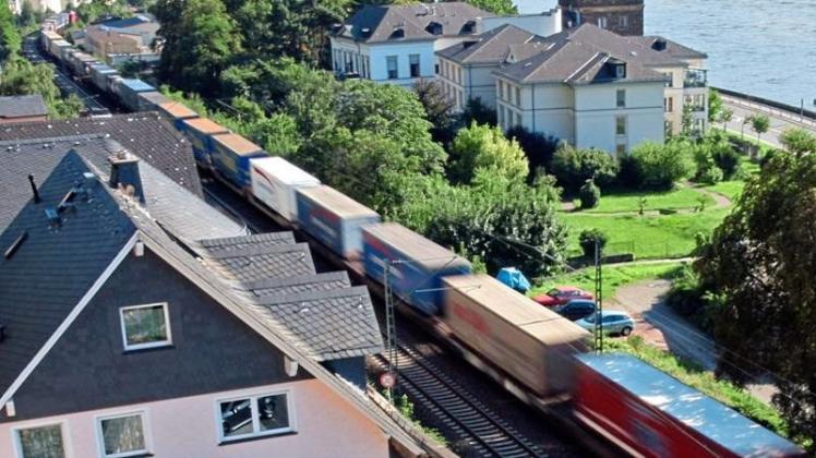 Güterzug fährt durch Assmanshausen am Rhein. Bis 2020 sollten alle in Deutschland fahrenden Güterzugwaggons mit Flüsterbremsen ausgestattet werden. 