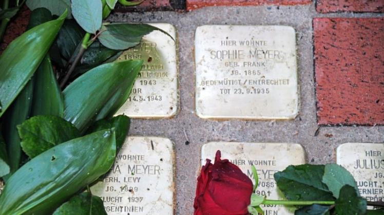 Vor 25 Jahren wurde in Köln der erste Stolperstein gelegt. In unserer Region leisteten Stolpersteine einen großen Beitrag bei der Aufarbeitung von Opferschicksalen. Das Bild zeigt Stolpersteine in Badbergen. 