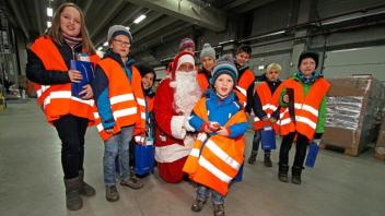 Auf Geschenkesuche mit dem Weihnachtsmann: Koch-Mitarbeiter Stefan Markmeyer überraschte die Adventstürchen-Kinder bei ihrem Besuch im roten Kostüm. 