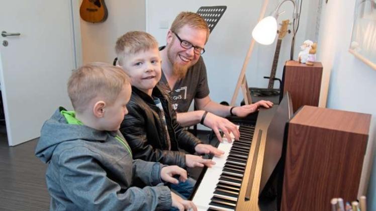 In aller Ruhe das Klavier ausprobieren – das war beim Tag der offenen Tür der Musikschule möglich, bei dem Leiter Jan Frerichs insgesamt rund 50 Interessierte begrüßte. 