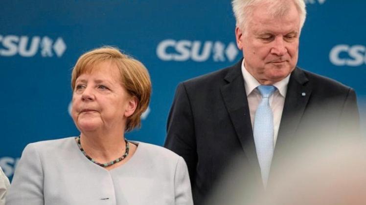 Bundeskanzlerin Merkel und der bayerische Ministerpräsident Seehofer haben sich auf ein Wahlprogramm 2017 von CDU und CSU für die kommende Bundestagswahl geeinigt. 