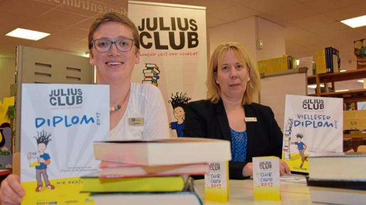 Freuen sich auf den Julius-Club: Ulrike Schönherr, Leiterin der Kinder- und Jugendabteilung der Stadtbücherei, und Annette Brockhoff-Ulken von der Kulturstiftung der Öffentlichen Versicherungen Oldenburg (von links). 