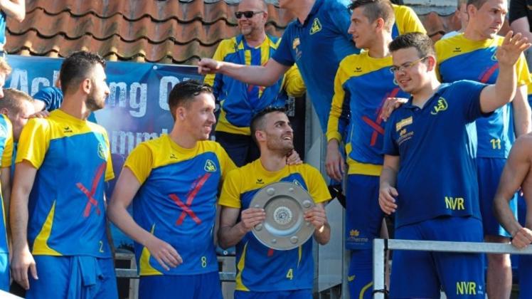 Riesenjubel beim SV Atlas Delmenhorst: In einem irren Saisonfinale haben die Blau-Gelben die Landesliga-Meisterschaft und den Oberliga-Aufstieg perfekt gemacht. Riesenjubel beim SV Atlas Delmenhorst: In einem irren Saisonfinale haben die Blau-Gelben die Landesliga-Meisterschaft und den Oberliga-Aufstieg perfekt gemacht.