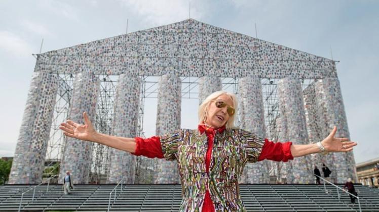 Die argentinische Künstlerin Marta Minujin steht auf der documenta 14 in Kassel (Hessen) vor ihrem Werk „Parthenon of books“. 