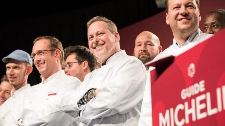 Sterne-Köche stehen bei der Präsentation des Restaurantführers „Guide Michelin“ Deutschland 2018 in Potsdam (Brandenburg). In der Ausgabe 2018 sind insgesamt 300 Sterne-Restaurants verzeichnet. 