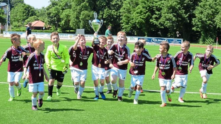 Der jüngste Kreispokalsieger: Die F-Jugend des TuS Heidkrug setzte sich gegen den TSV Ganderkesee mit 6:1 durch und holte den ersten Titel des Tages. 