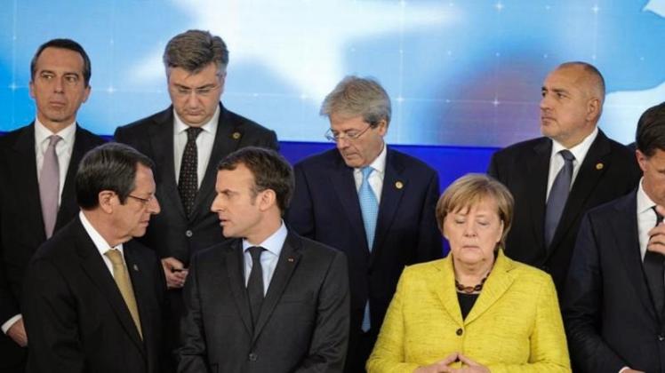 Teilnehmer des Gipfels in Brüssel beim Gruppenfoto. Links neben der Kanzlerin unterhält sich Frankreichs Präsident Macron mit seinem Amtskollegen aus Zypern, Anastasiades. 