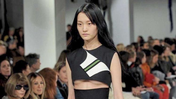 Raf Simons, der neue Chefdesigner von Calvin Klein, macht den „Underboob“ salonfähig. 