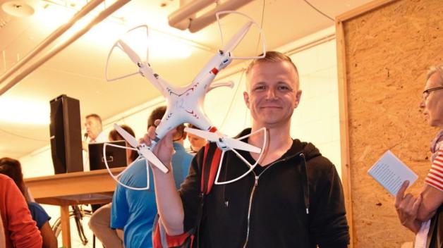 Tristan Dultmeyer freute sich über die ersteigerte Drohne. 