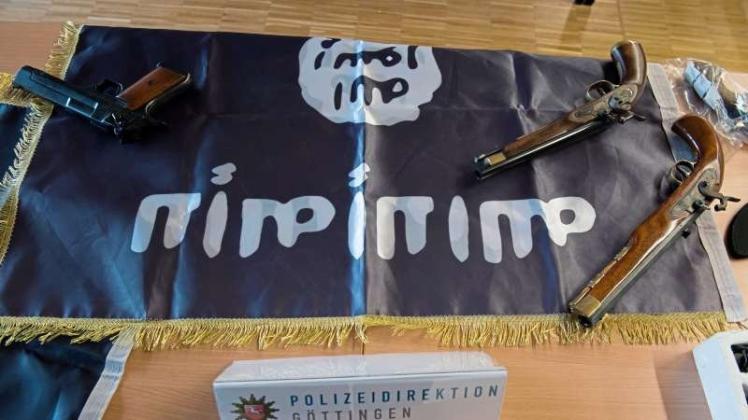 Beschlagnahmte Waffen auf einer IS-Flagge: Die Polizei hat im Zusammenhang mit einem möglicherweise bevorstehenden Terror-Anschlag zwei sogenannte Gefährder aus der Salafisten-Szene in Göttingen festgenommen. 
