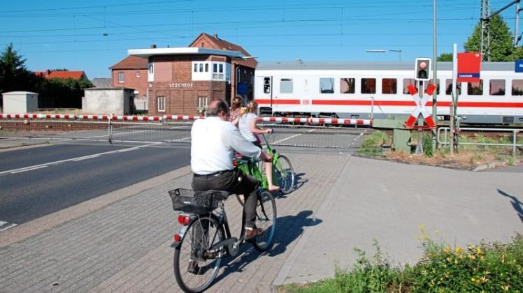 Nachdem in den vergangenen Wochen vermehrt Jugendliche und Erwachsene den Bahnübergang in Leschede überschritten haben, obwohl die Schranken bereits geschlossen waren, kündigt die Polizei verstärkte Kontrollen an. 