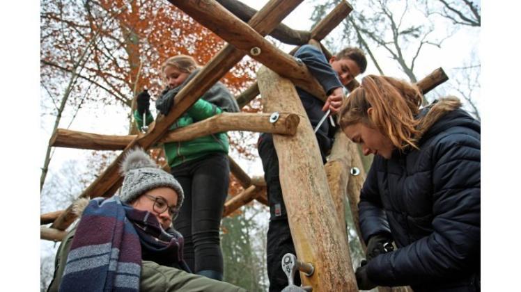 Schrauben Sitzgelegenheiten für die Waldschule zusammen, die für die LaGa und die Zeit danach gebraucht werden: Leonie, Paul, Jo-Ann und Aliyah von der Osnabrücker Thomas-Morus-Schüler (u. v. l). 