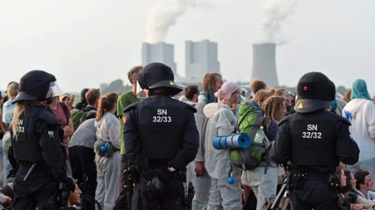 Braunkohle-Gegner protestieren in Neurath (Nordrhein-Westfalen) vor dem Braunkohle-Kraftwerk gegen den Abbau und die Verstromung der Kohl. 