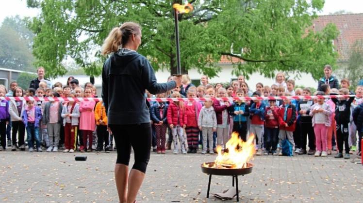 Das Olympische Feuer durfte bei den Spielen der Grundschule Atter natürlich nicht fehlen. 