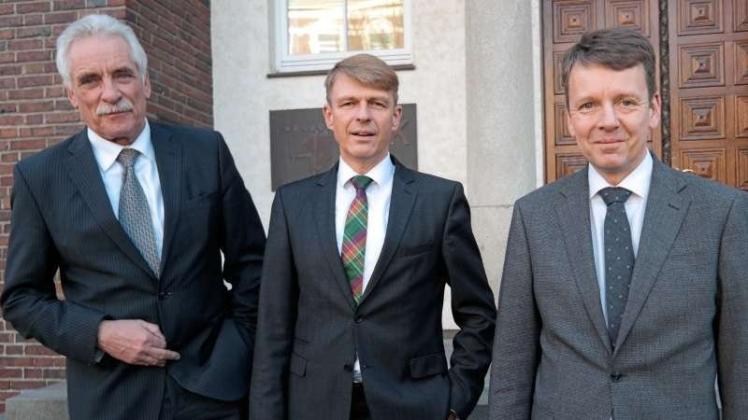 Neuer Präsident der IHK für Ostfriesland und Papenburg ist Bernhard Brons (Mitte). Er übernimmt das Amt von Wilhelm-Alfred Brüning (links), was auch IHK-Geschäftsführer Torsten Slink freut. 