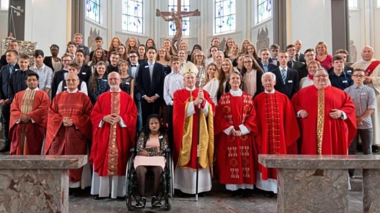 Die Firmung von 55 Jugendlichen und Erwachsenen hat Weihbischof Wilfried Theising aus Vechta erstmals in die St.-Marien-Kirche in Delmenhorst geführt. 
