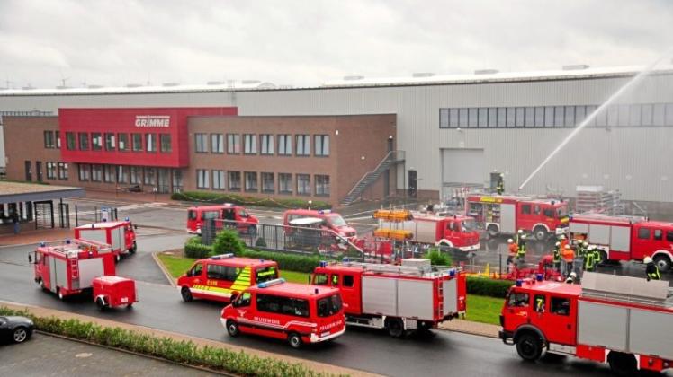 Rettungskräfte aus dem Landkreis Osnabrück und der Region Hannover haben die Bekämpfung eines Großbrandes bei einem Landmaschinenhersteller in Rieste geübt. 