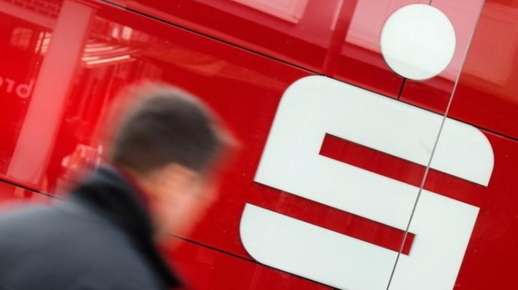 Ein Bankräuber und die Stadtsparkasse Düsseldorf haben sich in einem zivilrechtlichen Streit um die Rückzahlung der Beute geeinigt. Das bestätigte das Landgericht am Montag in Düsseldorf. 