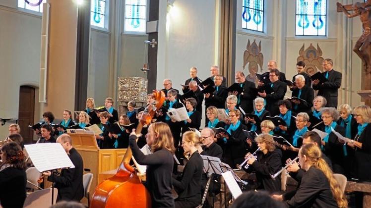 Der St.-Marien-Chor Delmenhorst zusammen mit dem Orchester der Region. Vorn in der Mitte Friederike Spangenberg an der Chororgel. 