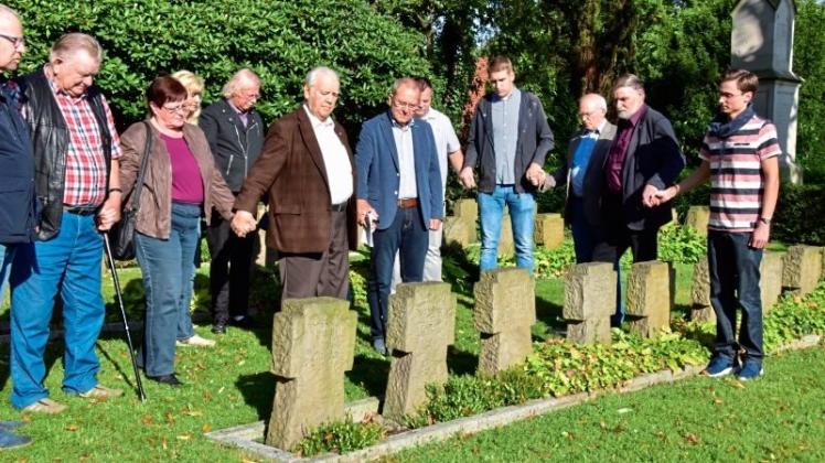 Am 1. September 2017 gedenken die Senioren der SPD AG 60 plus den Opfern des Zweiten Weltkriegs auf dem Friedhof der Ganderkeser Kirche St. Cyprian und Cornelius. Dort ruhen deutsche Soldaten, die in den letzten Kriegstagen ihr Leben verloren. 