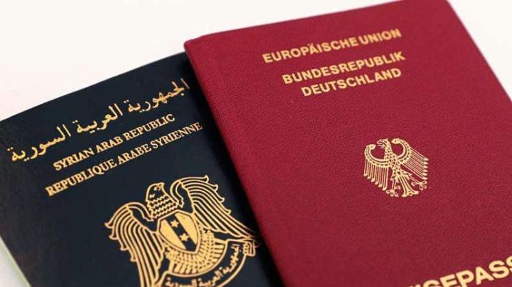 Ein syrischer und ein deutscher Reisepass. Menschen mit doppelter Staatsbürgerschaft sollen in die USA einreisen dürfen, wenn sie einen Pass aus einem als nicht problematisch eingestuften Land besitzen. 