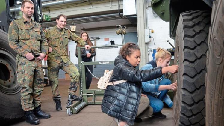 Beim Girls Day in der Kaserne in Adelheide mussten die Mädels einen Reifen an einem Transportpanzer befestigen. 