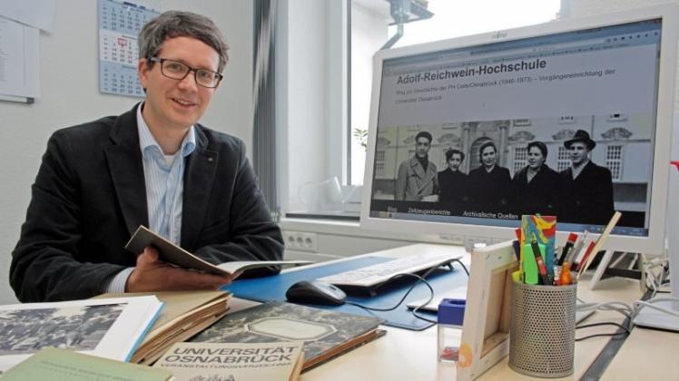 Archivar Thorsten Unger verwahrt das „Gedächtnis“ der Universität Osnabrück und sucht Unterstützung für die Erinnerungsarbeit. 