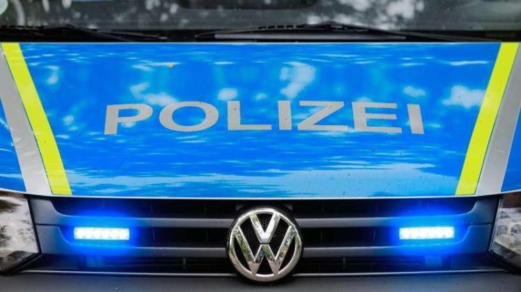 Nach einem Schwächeanfall ist ein 71-jähriger Autofahrer aus Delmenhorst am Mittwochmorgen mit seinem Wagen gegen eine Mauer geprallt. Symbolfoto: dpa