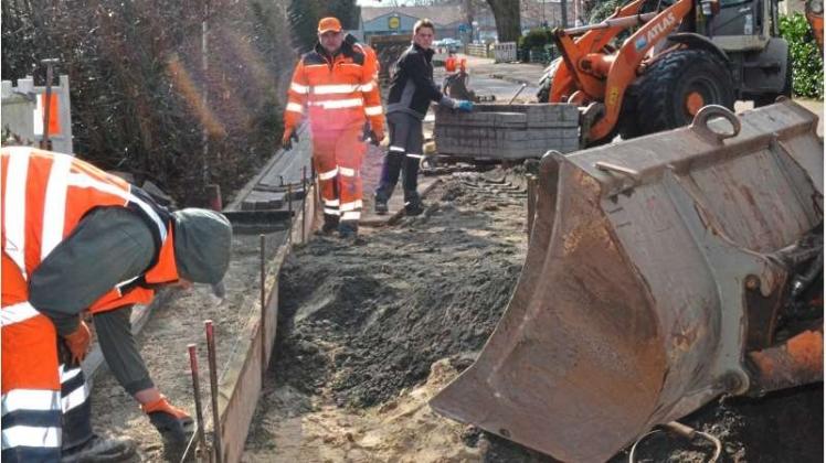 Die Bauarbeiten am Kanal Königstraße in Hude haben die Einmündung der Blumenstraße erreicht und blockieren in der nächsten Woche die zentrale Kreuzung Parkstraße/Königstraße/Dr. Thye-Straße. 