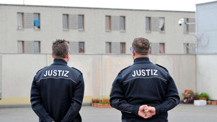 In NRW ist die Zahl der Gefängnis-Suizide so hoch wie lange nicht mehr. Nun werden mehr JVA-Beschäftigte gefordert. 