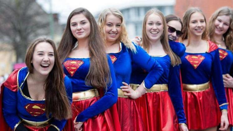 Supergirls feiern beim traditionellen Karnevalsumzug. Foto: Friso Gentsch