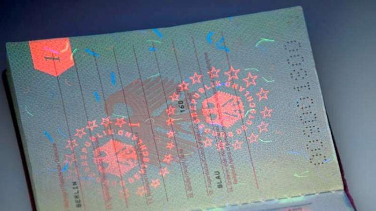 Das kann schon der bisherige deutsche Reisepass: Unter einer Fluoreszenzlampe werden unsichtbare Sicherheitsmerkmale sichtbar. 