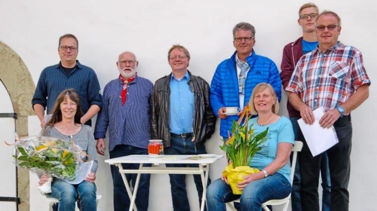 Ein Ehrenplatz ist Ulrike Grave (vorne links) als 600. Mitglied im Heimat- und Wanderverein Bissendorf gewiss. Neben ihrem Ehemann Michael Grave begrüßten Peter Spach und Uwe Bullerdiek auch Guido Halfter, Anke, Daniel und Friedhelm Hackmann zu einer kleinen Feier. 
